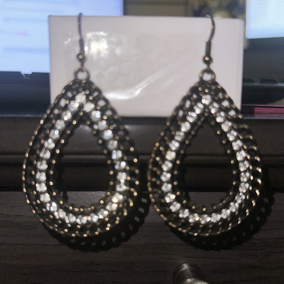 Chain Detailed Earrings - Picture 3 of 3